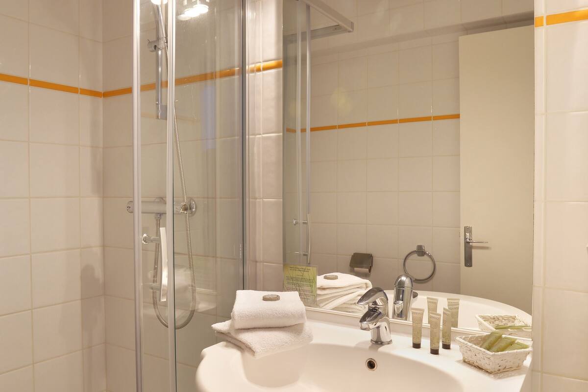 shower, free toiletries, towels