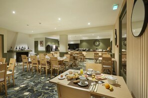 Tägliches Frühstücksbuffet gegen Gebühr