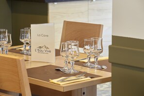 Breakfast, lunch and dinner served - Hôtel Eliova- L'Eau Vive (Chatel)