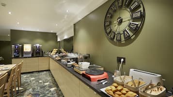 Petit déjeuner buffet (14 EUR par personne)