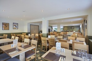 Breakfast, lunch and dinner served - Hôtel Eliova- L'Eau Vive (Chatel)