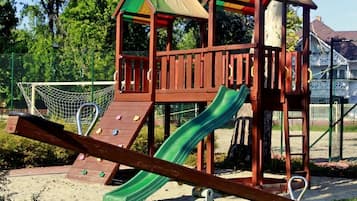 Área de juegos infantiles al aire libre