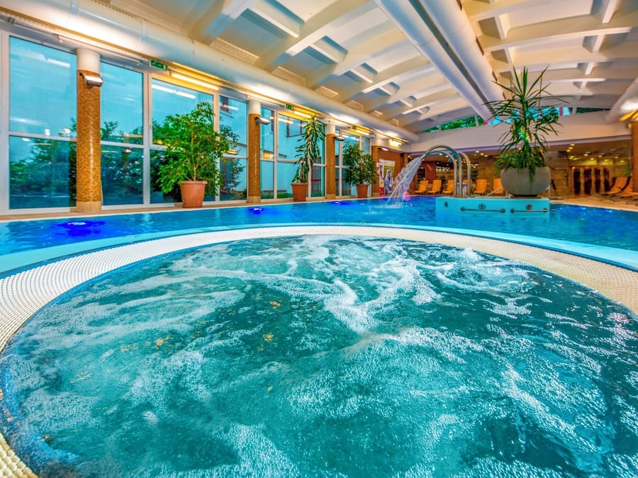 Innenpool, Liegestühle, Rettungsschwimmer vor Ort