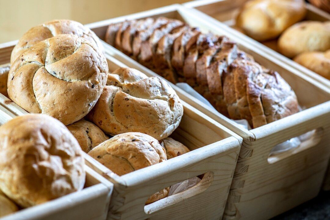 Diversi tipi di pane in cesti di legno.