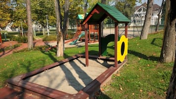 Children’s play area – outdoor