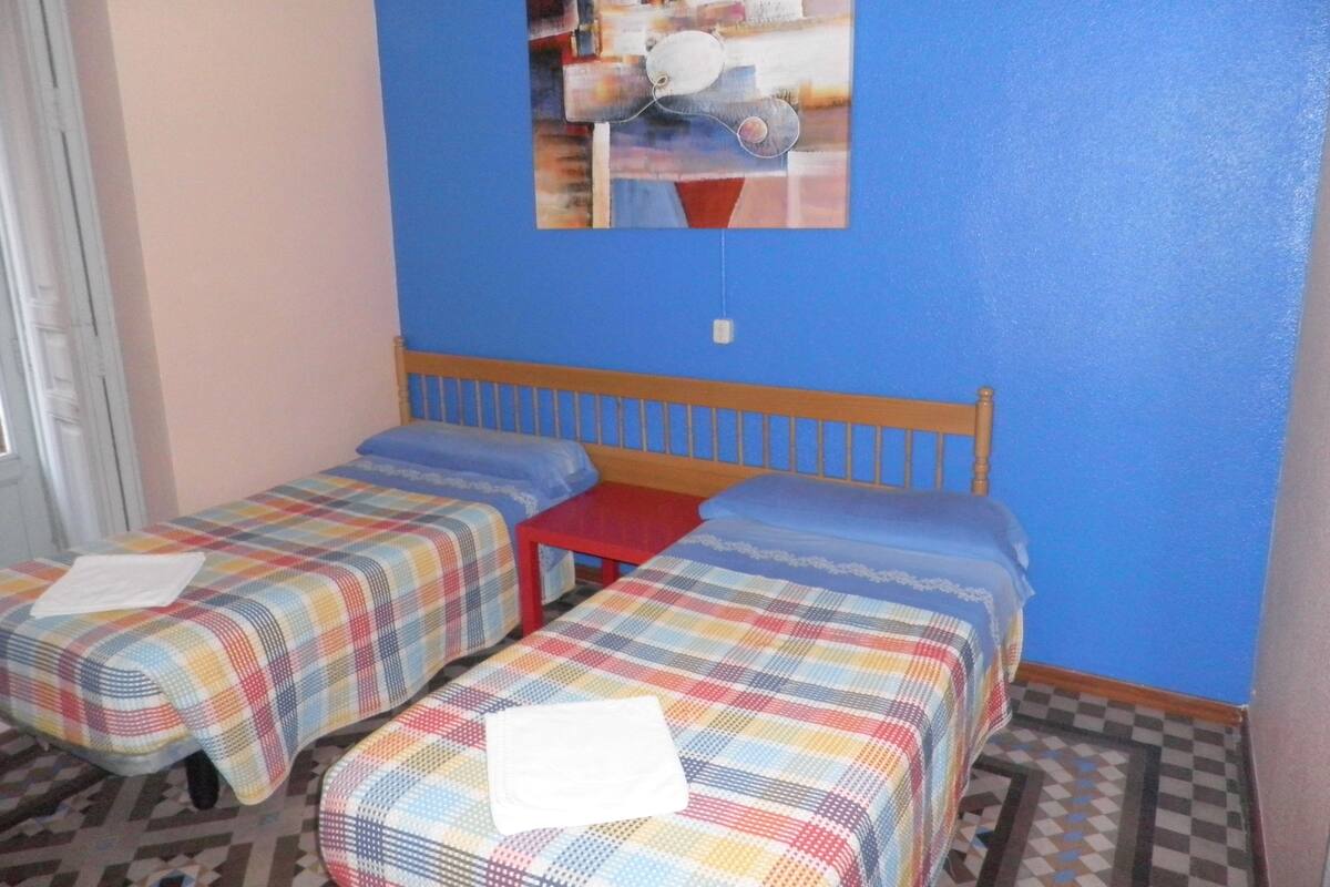 Double Room, 2 Katil Bujang (Single) (Linen + Shower) | Meja, Wi-fi percuma, cadar katil