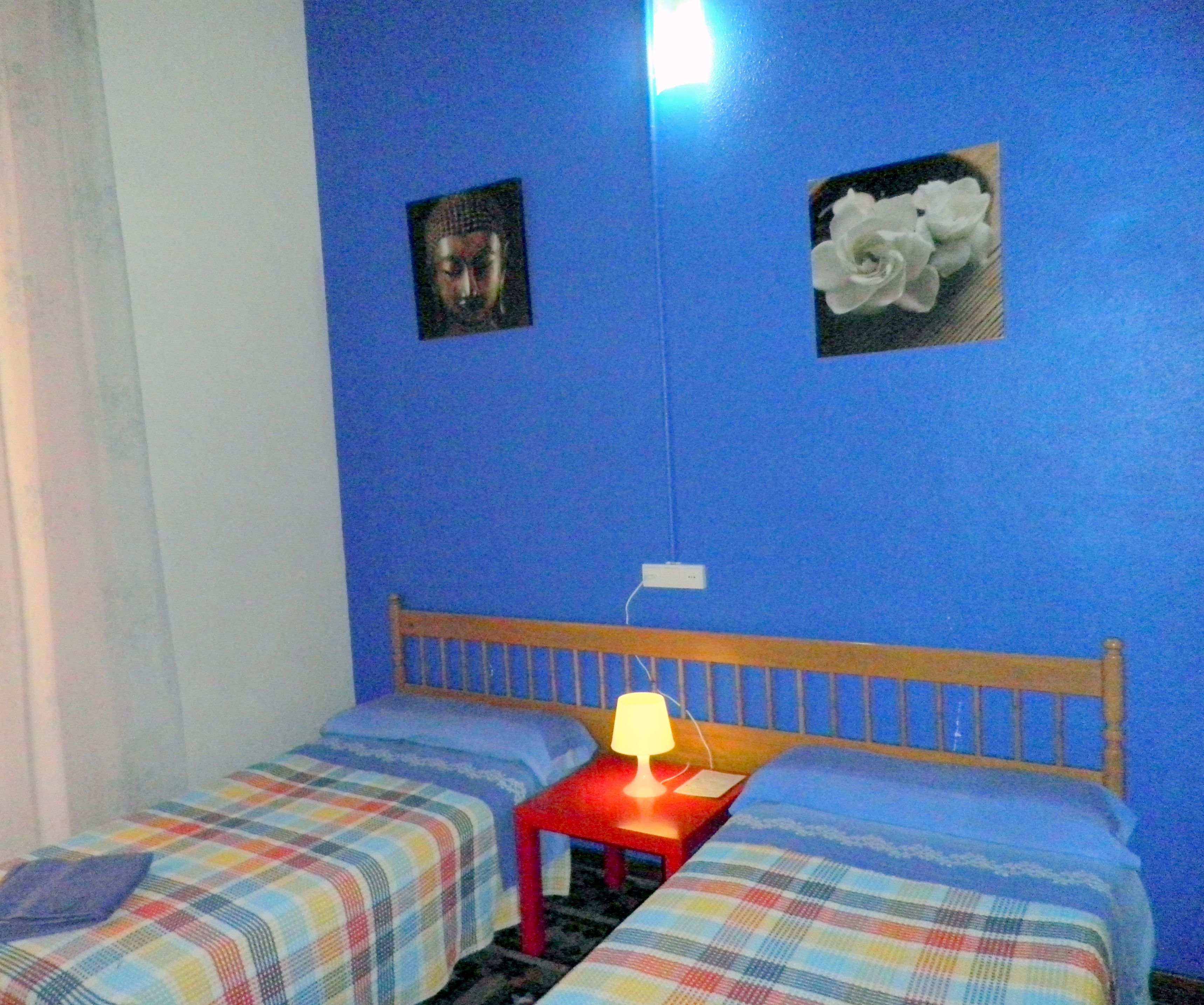 Double Room, 2 Katil Bujang (Single), Shared Bathroom | Meja, Wi-fi percuma, cadar katil 