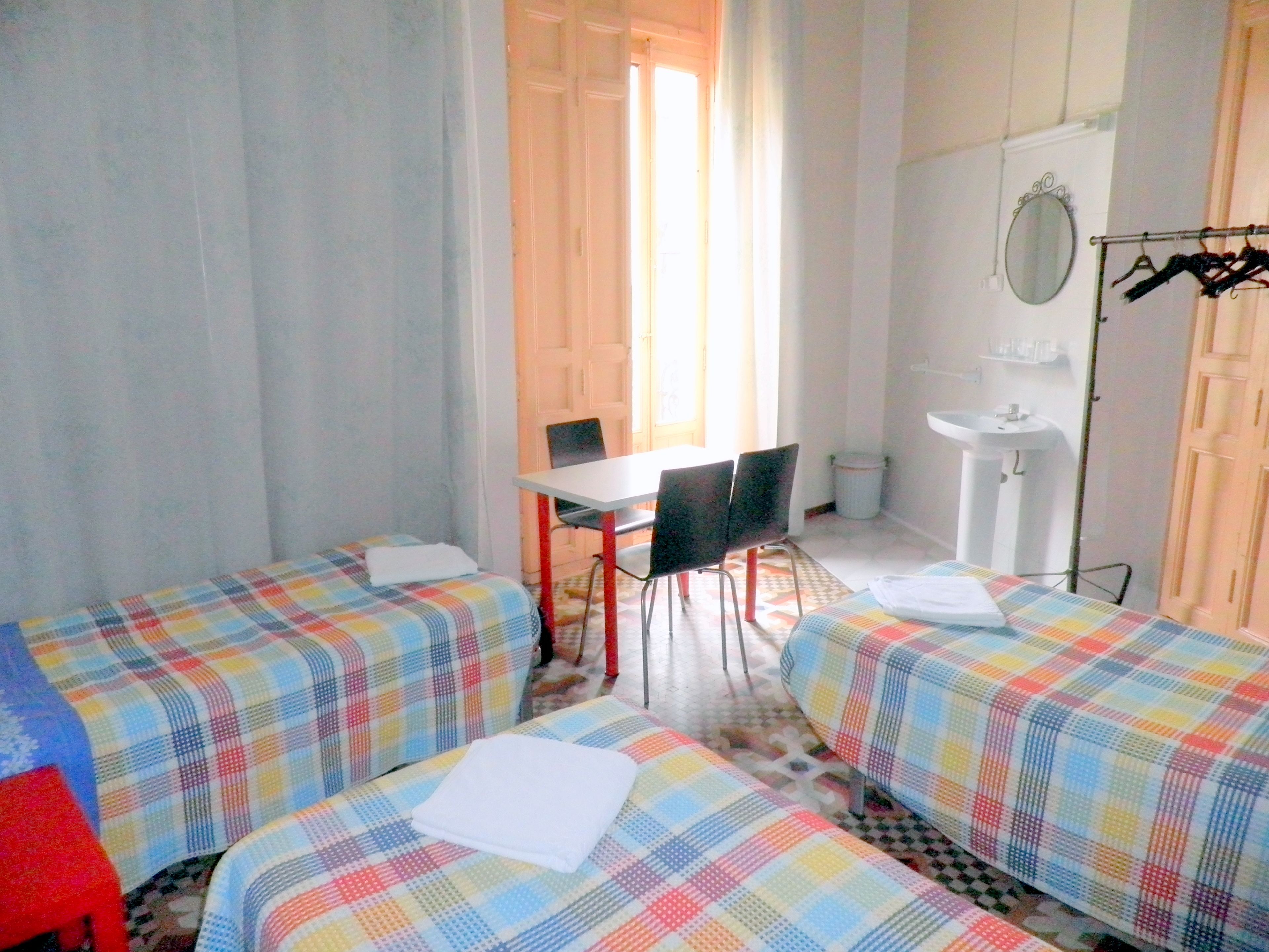 Meja, Wi-fi percuma, cadar katil 