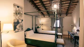 Habitación con 2 camas individuales | Edredones de plumas, decoración individual, escritorio