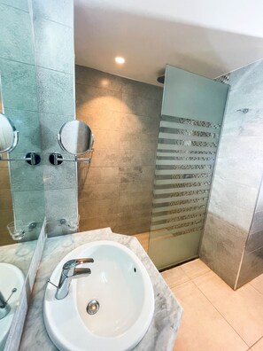 Combined shower/tub, rainfall showerhead, free toiletries, hair dryer - Dweik Hotel 2 (Aqaba)