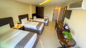 Quarto triplo luxo | Roupas de cama antialérgicas, frigobar, cofres nos quartos, escrivaninha