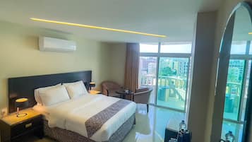 Allergitestet sengetøy, minibar, safe på rommet og skrivebord