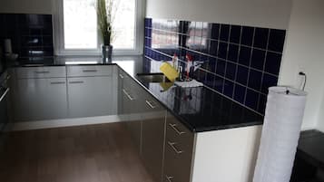 Habitación cuádruple, 2 habitaciones, Terraza (Violet) | Cocina privada | Refrigerador con congelador, microondas, horno y parrilla de estufa