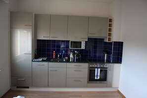 Full-size fridge, microwave, oven, stovetop - Letzigrund Apartments (Zürich)