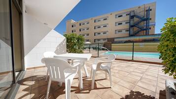 1 bedroom, premium bedding, desk, laptop workspace