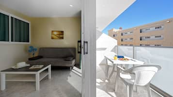 1 bedroom, premium bedding, desk, laptop workspace