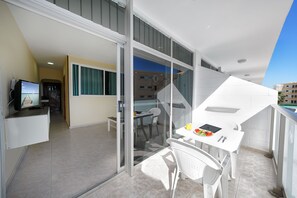 1 bedroom, premium bedding, desk, laptop workspace - Strelitzias Apartments (San Bartolomé de Tirajana)