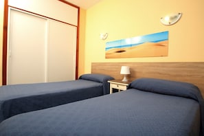 1 Schlafzimmer, hochwertige Bettwaren, Schreibtisch