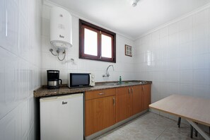 Kühlschrank, Mikrowelle, Herdplatte, Wasserkocher mit Kaffee-/Teezubehör