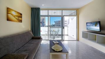 1 bedroom, premium bedding, desk, laptop workspace