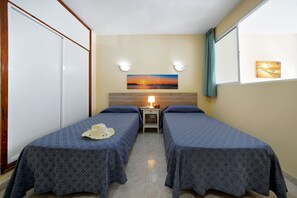 1 bedroom, premium bedding, desk, laptop workspace