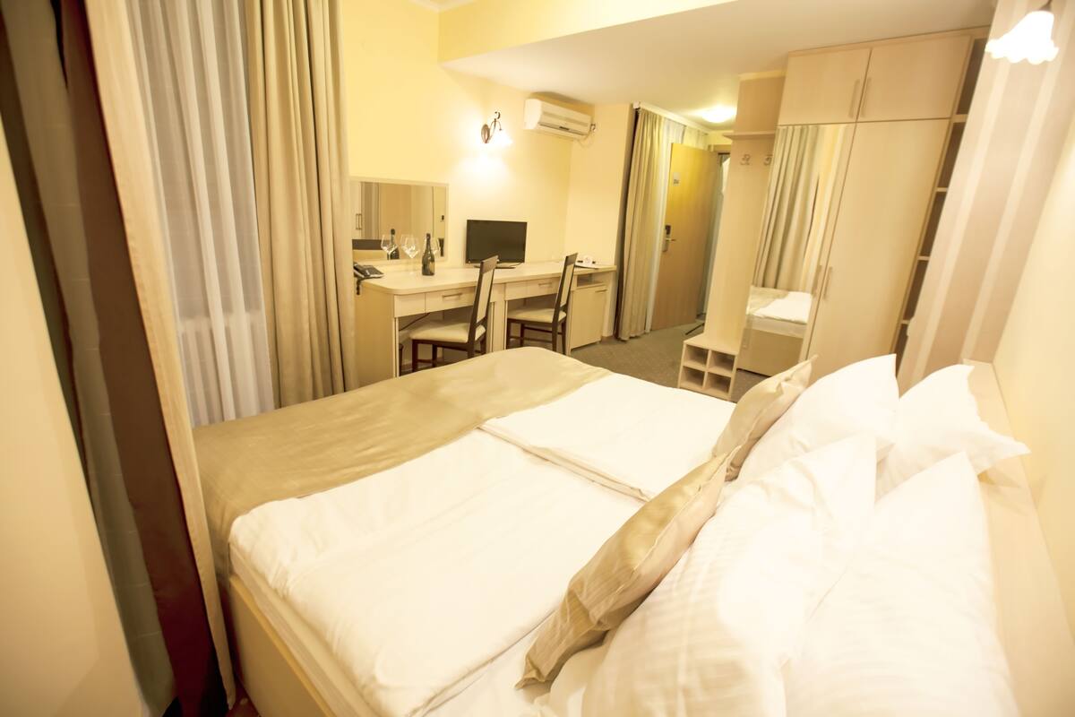 Hochwertige Bettwaren, Betten mit Memory-Foam-Matratzen, Minibar