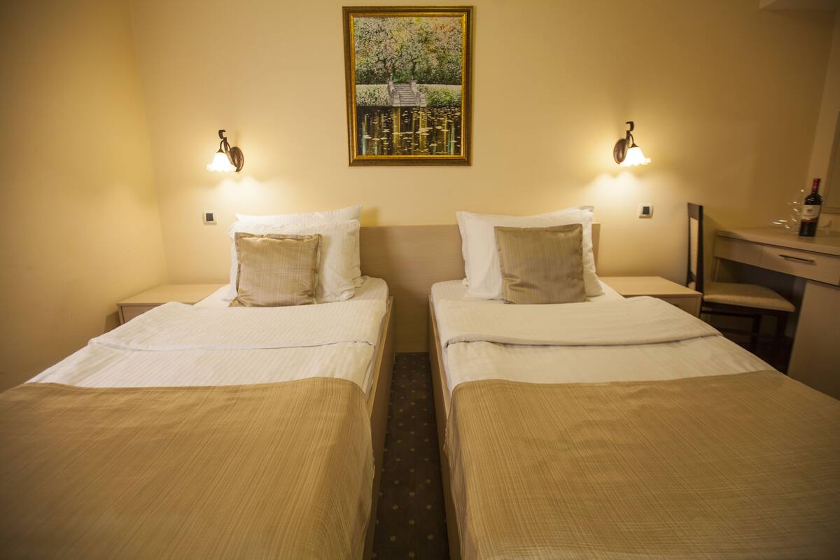 Hochwertige Bettwaren, Betten mit Memory-Foam-Matratzen, Minibar