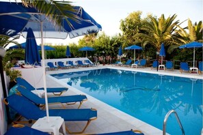 Outdoor pool, pool umbrellas - Anatoli Beach (Apokoronas)