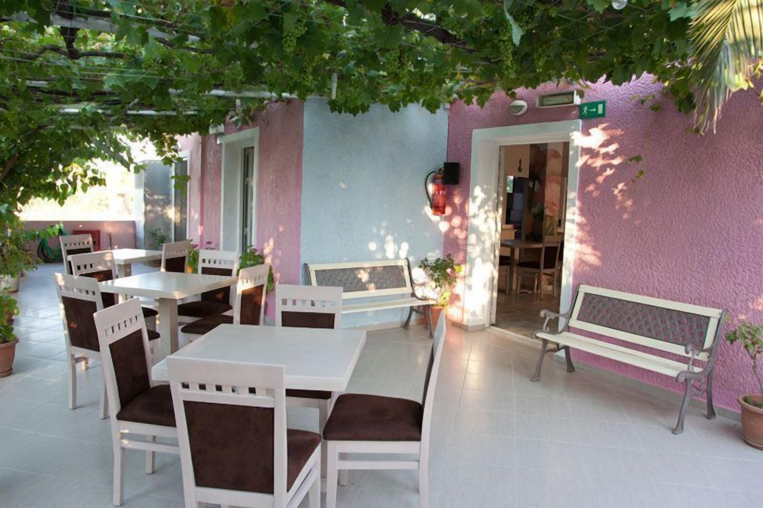 breakfast and lunch served, pool views