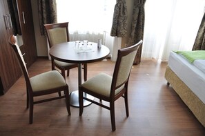 Tremannsrom | Spiseområde på rommet