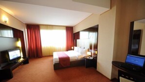 特厚豪華床墊、房內夾萬、書桌、熨斗/熨衫板