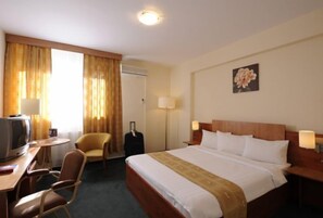 Standard Room, 1 King Bed | Pillowtop beds, in-room safe, desk, iron/ironing board - Rin Express (OTOPENI)