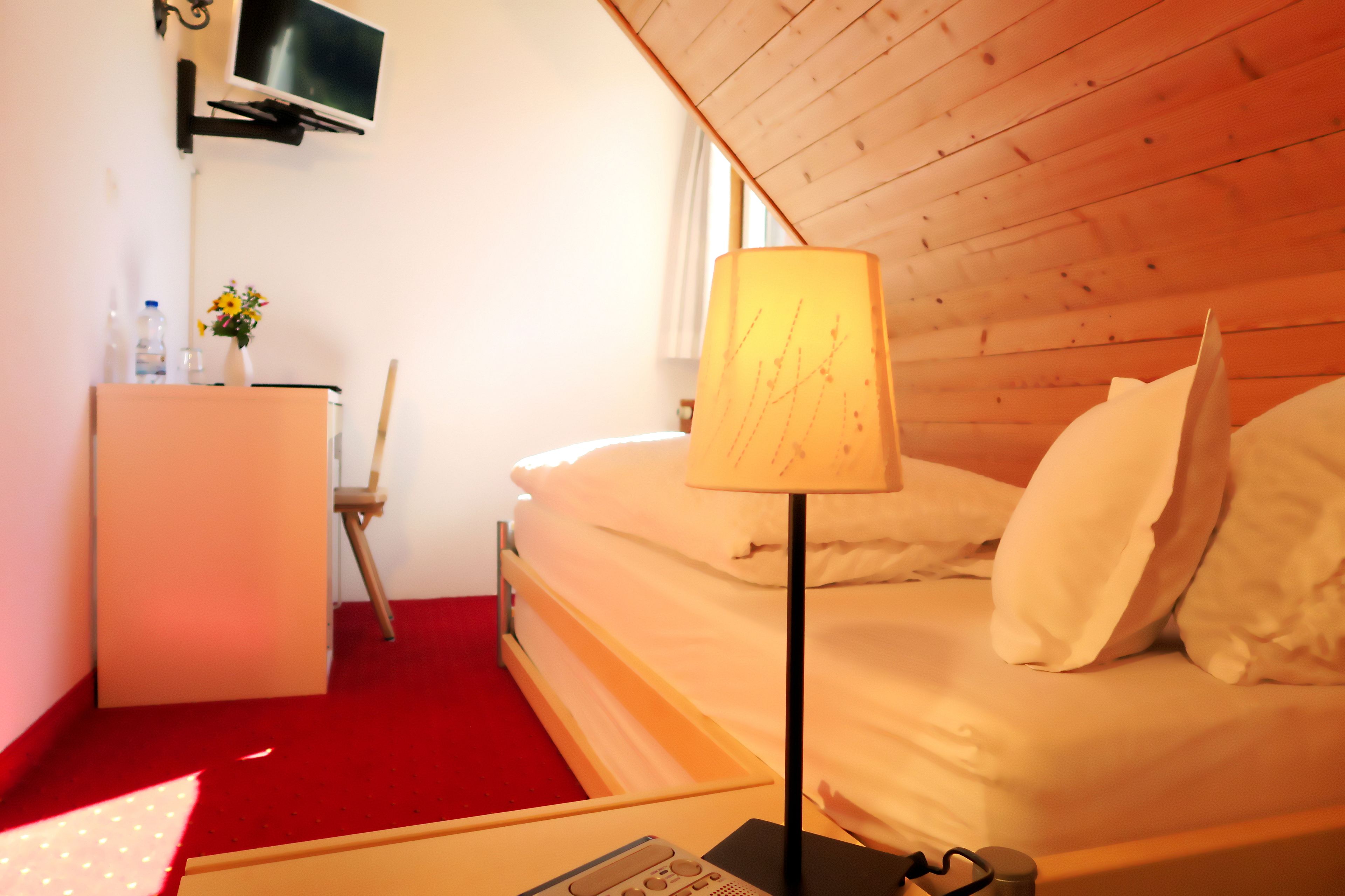 standard single room | premium bedding, down duvets, in-room safe, desk