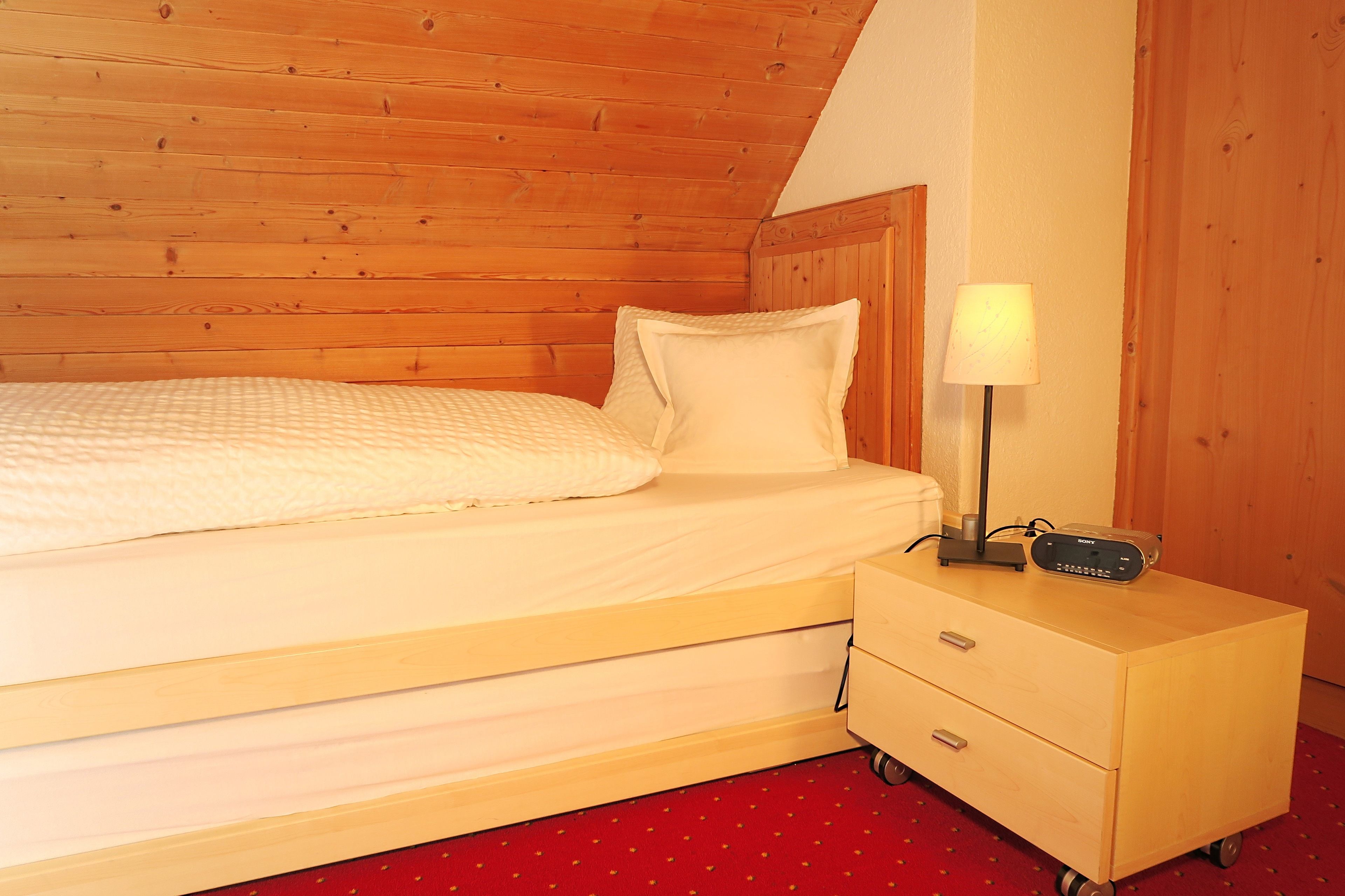 standard single room | premium bedding, down duvets, in-room safe, desk