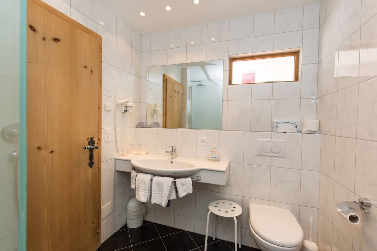 superior double room | bathroom | hair dryer, towels, soap, shampoo