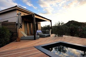 室外游泳池，日光浴躺椅