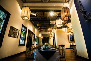 2 restaurantes, se sirven desayunos, comidas, cenas y cocina francesa