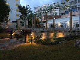 Una piscina al aire libre, sombrillas, sillones reclinables de piscina