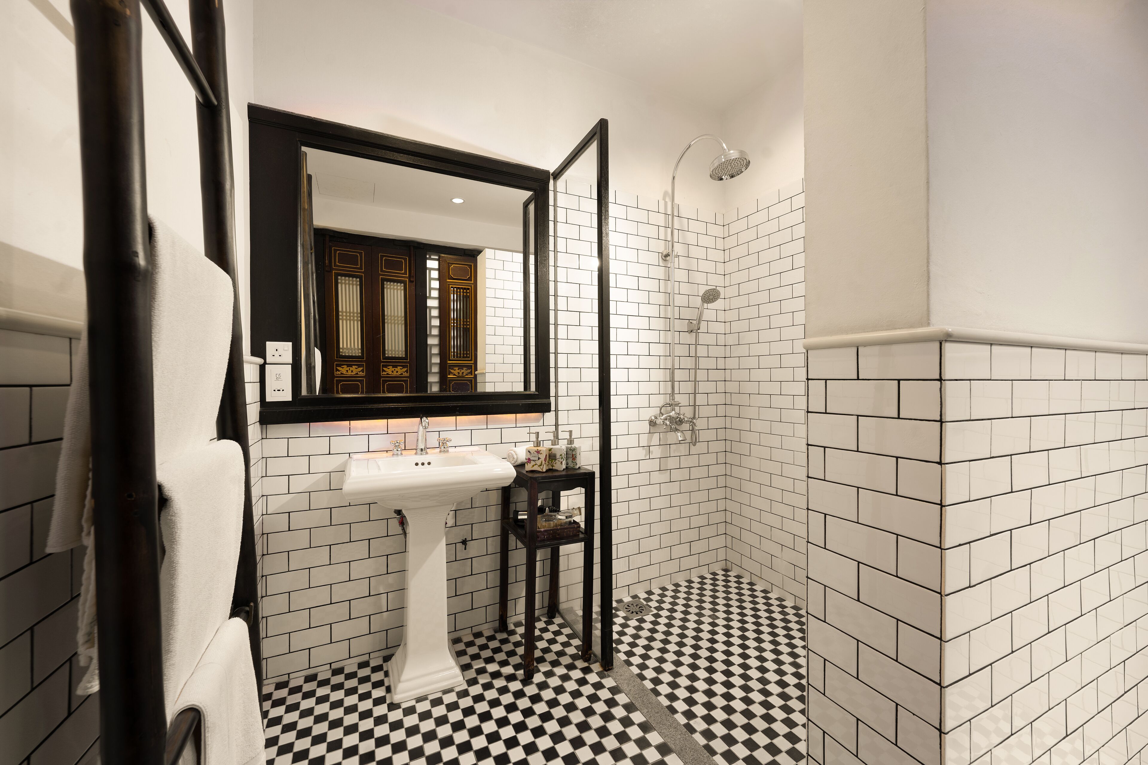 separate bathtub and shower, rainfall showerhead, free toiletries