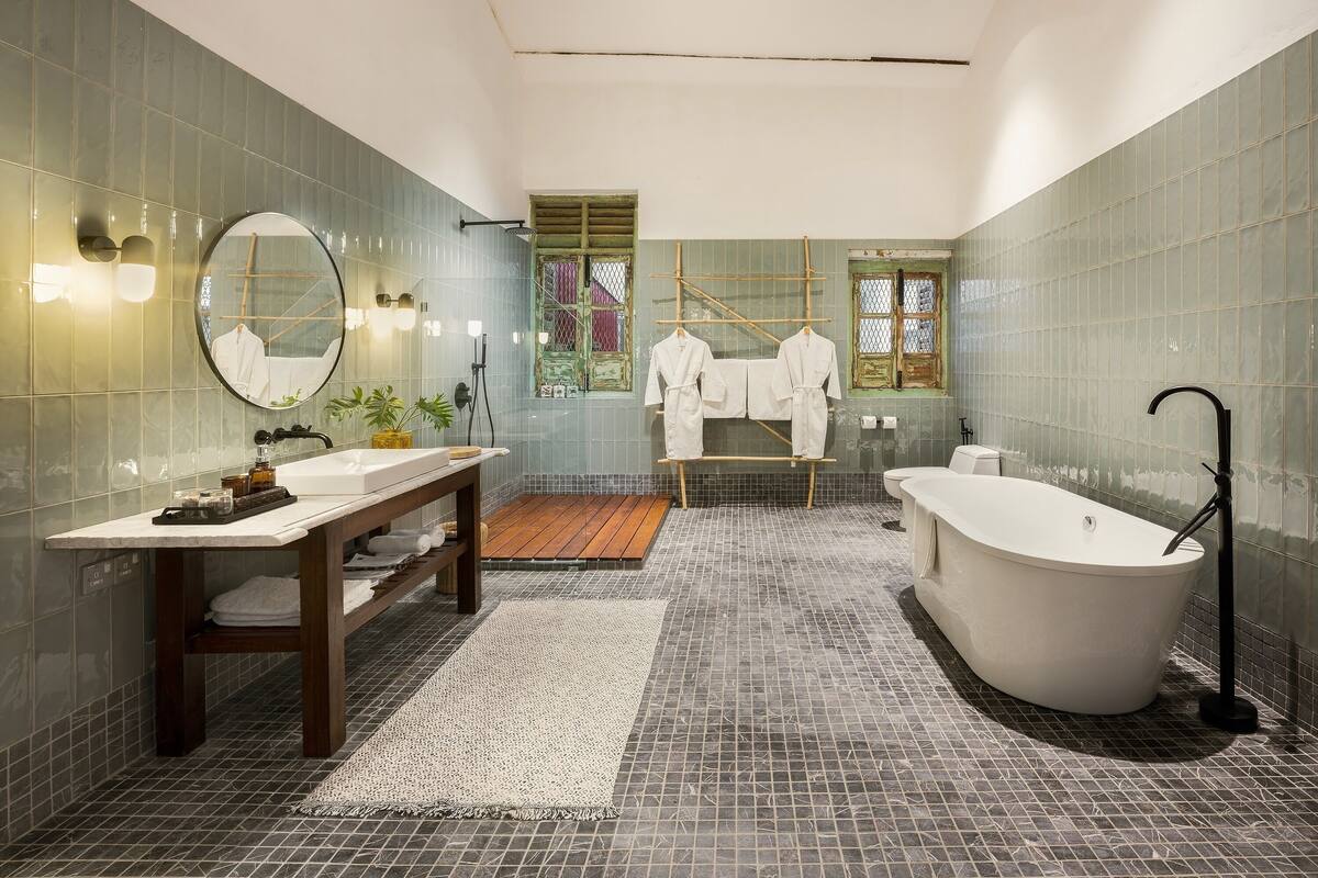 townhome, 1 king bed with sofa bed, city view (not on site) | bathroom | separate bathtub and shower, rainfall showerhead, free toiletries