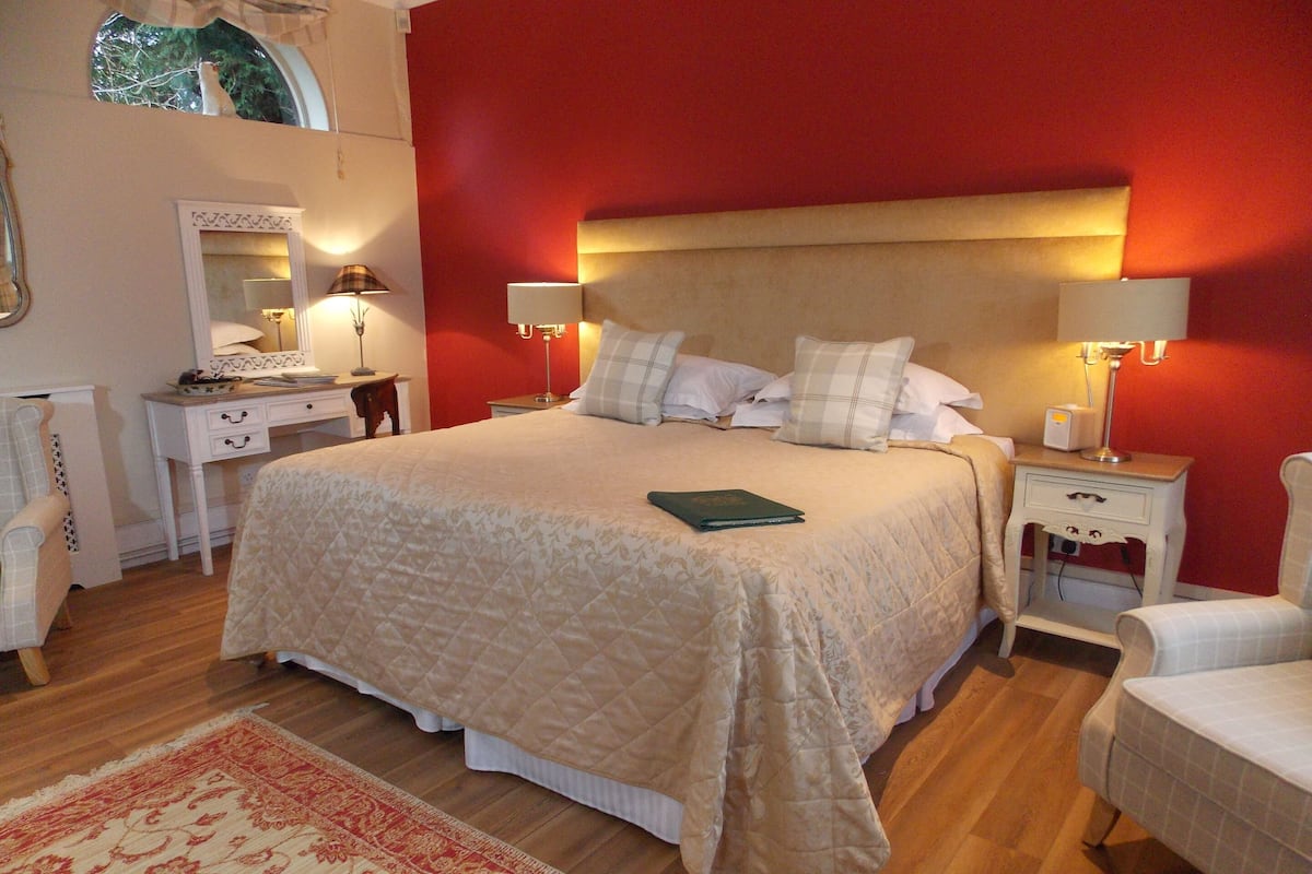 Habitación superior con 1 cama matrimonial o 2 individuales, vista al jardín (The Waldingfield Room)