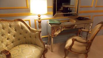 Signature Double Room, Ensuite, Park View (Four Poster)