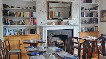 Se sirven desayunos, almuerzos y cenas; con vista al jardín