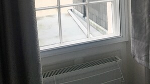 A window with a view of a building's exterior. - Olivers Guest House (Weymouth)