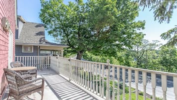 Suite (1 King Bed - Paris) | Terrace/patio
