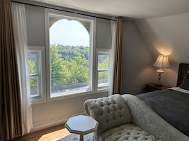 Suite superior, 1 habitación, balcón, vistas al río | Ropa de cama de alta calidad, tabla de planchar con plancha, wifi gratis