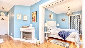 Suite (1 King Bed - Paris) | Ropa de cama de alta calidad, tabla de planchar con plancha, wifi gratis
