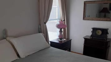 King Suite | Egyptian cotton sheets, iron/ironing board, free WiFi