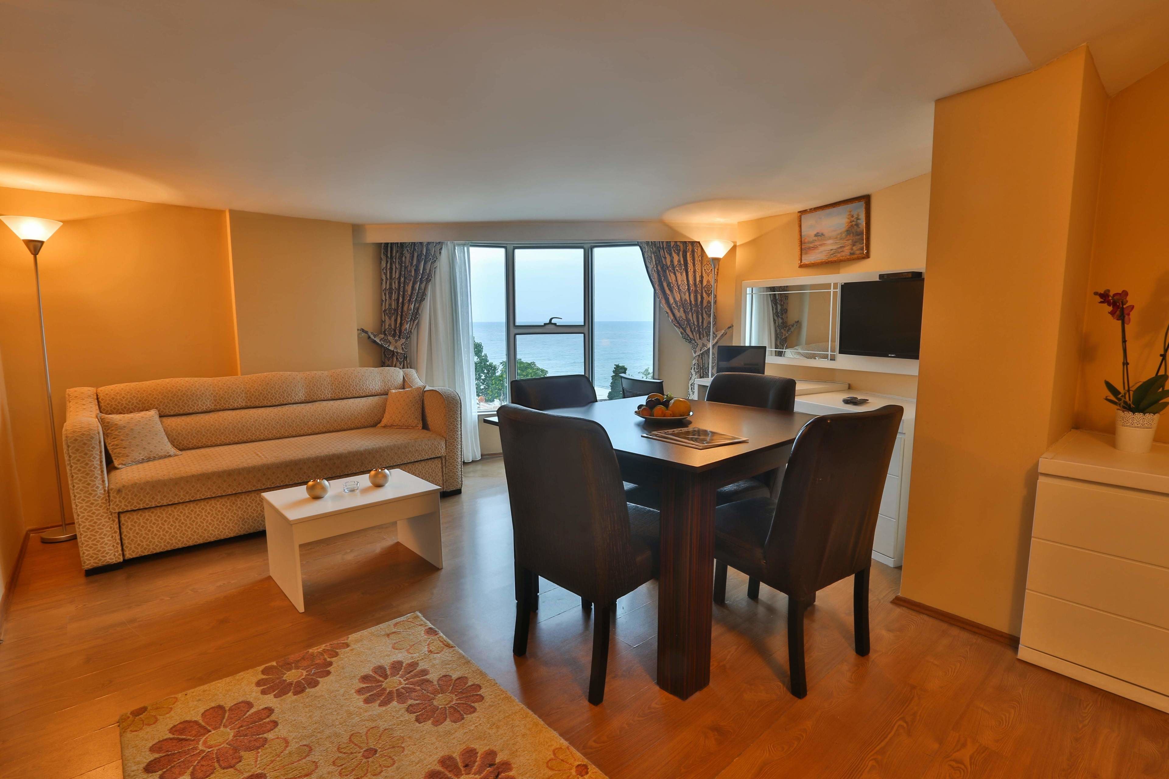 高級寢具、記憶床墊、迷你吧、布置獨特