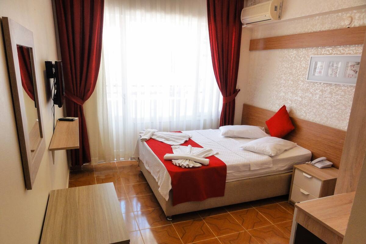 Minibar, WiFi (free)